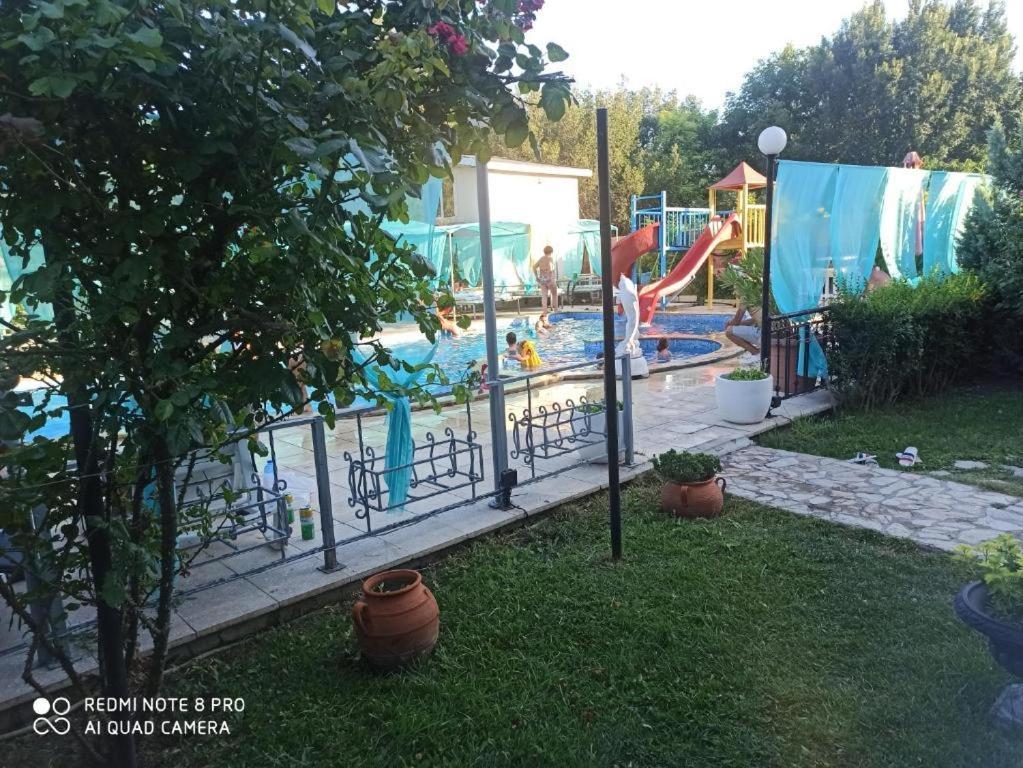 Apartments Danita & Restaurant&Pool Bar Warna Exterior foto